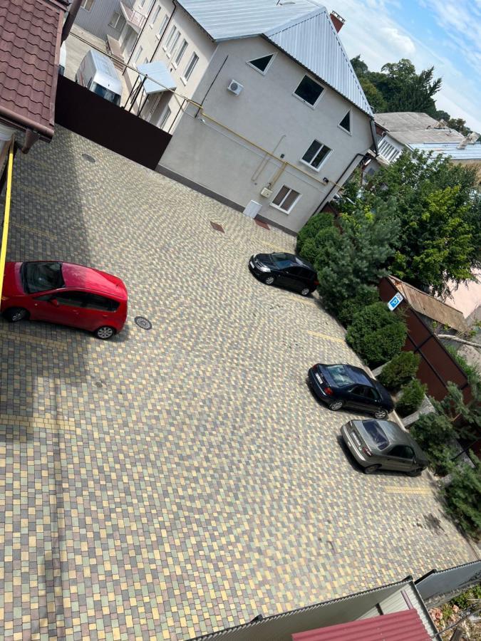 Готель Баронський Двір チェルニウツィー エクステリア 写真
