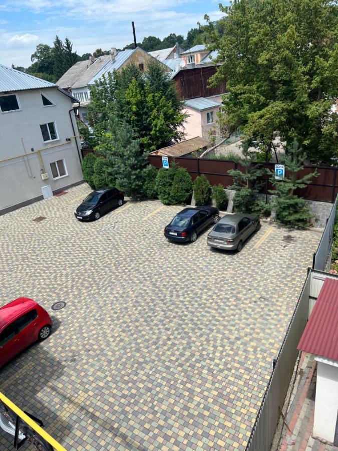 Готель Баронський Двір チェルニウツィー エクステリア 写真