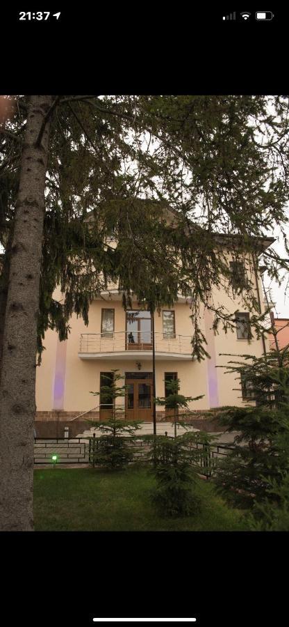 Готель Баронський Двір チェルニウツィー エクステリア 写真